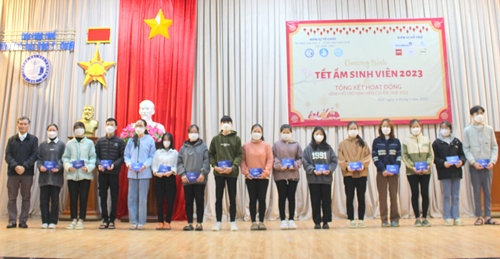 Gần 240 sinh viên y dược Huế nhận quà “Tết ấm sinh viên”