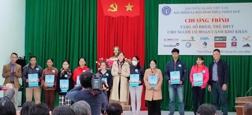 Trao tặng 113 sổ bảo hiểm xã hội và thẻ bảo hiểm y tế cho người dân huyện Nam Đông