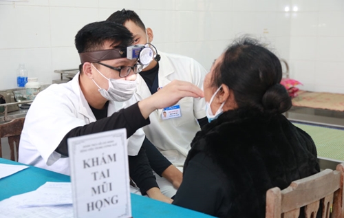 Khám bệnh, cấp thuốc miễn phí cho 400 người dân Phú Gia