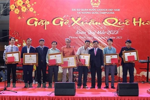 Gặp gỡ cộng đồng và doanh nghiệp Việt Nam tại Campuchia dịp cuối năm