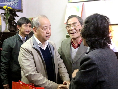 Phó Bí thư Thường trực Tỉnh ủy Phan Ngọc Thọ tặng quà tết các hộ dân khu vực di dời, giải tỏa