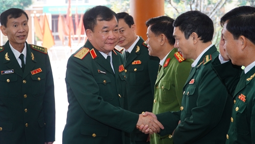 Thứ trưởng Bộ Quốc phòng Hoàng Xuân Chiến thăm, chúc tết lực lượng vũ trang Thừa Thiên Huế