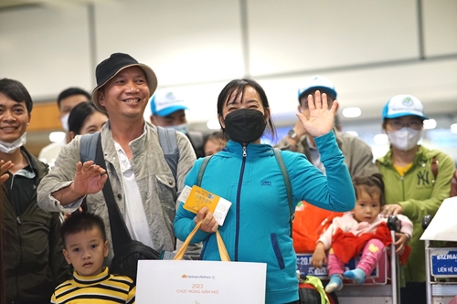 Hơn 100 lao động nghèo về quê đón Tết trên “Chuyến bay mơ ước - Hành trình đoàn viên”