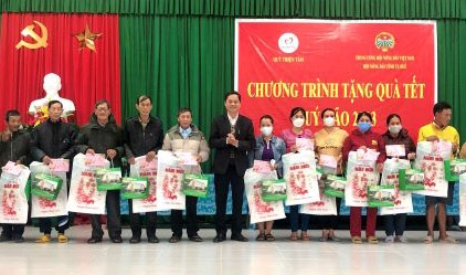Hội Nông dân Việt Nam tặng quà tết cho hộ nghèo