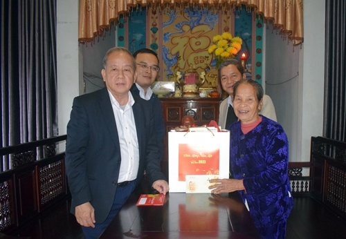 Phó Bí thư Thường trực Tỉnh ủy Phan Ngọc Thọ thăm, tặng quà thân nhân gia đình Liệt sĩ ở Phong Điền
