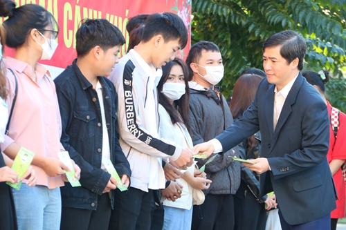 Trường đại học Nông Lâm hỗ trợ hàng trăm sinh viên về quê đón tết