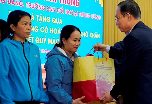 Trưởng ban Đối ngoại Trung ương thăm, tặng quà tết công nhân lao động