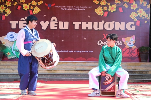 Korean students exchange and experience the Vietnamese traditional Tet holiday