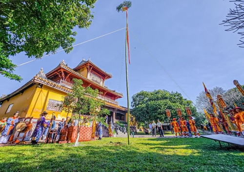 Erecting bamboo pole in the Royal Palace to welcome Tet