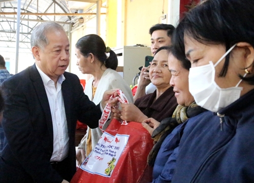 Phó Bí thư Thường trực Tỉnh ủy Phan Ngọc Thọ tặng quà hộ nghèo cồn Hến và thăm Làng Trẻ em SOS Huế