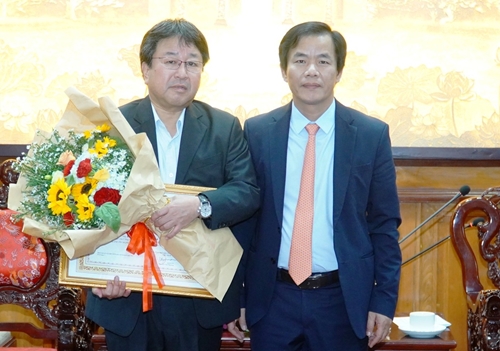 Chủ tịch UBND tỉnh tặng bằng khen cho ông Kunihiko Kurokawa