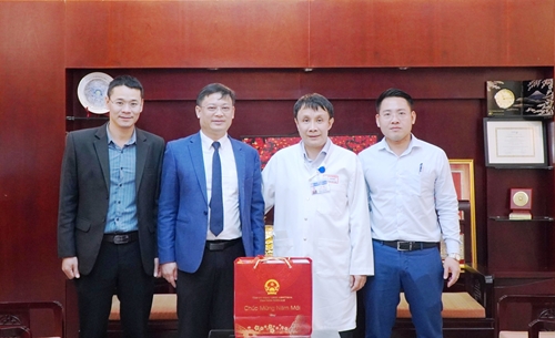 Phó Chủ tịch Thường trực UBND tỉnh Nguyễn Thanh Bình chúc tết Bệnh viện Trung ương Huế