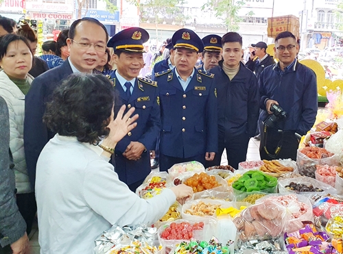 Phó Chủ tịch UBND tỉnh Phan Quý Phương kiểm tra tình hình hàng hóa phục vụ tết