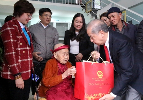 Phó Bí thư Thường trực Tỉnh ủy Phan Ngọc Thọ thăm, tặng quà tết hộ nghèo, có hoàn cảnh khó khăn