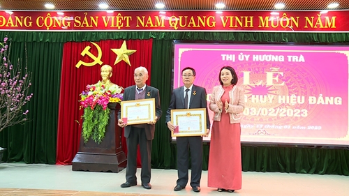 60 đảng viên Hương Trà và Hương Thủy nhận Huy hiệu Đảng đợt 3 2