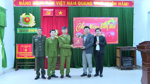 Trưởng Ban Tổ chức Tỉnh ủy thăm, chúc tết cán bộ, chiến sĩ công an huyện Phú Vang