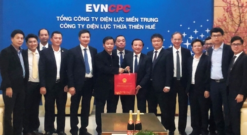 Chủ tịch UBND tỉnh Nguyễn Văn Phương chúc Tết các cơ quan, đơn vị trong đêm giao thừa