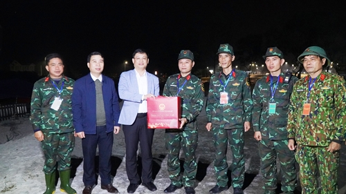 Phó Chủ tịch Thường trực UBND tỉnh Nguyễn Thanh Bình thăm, chúc Tết các đơn vị đêm giao thừa