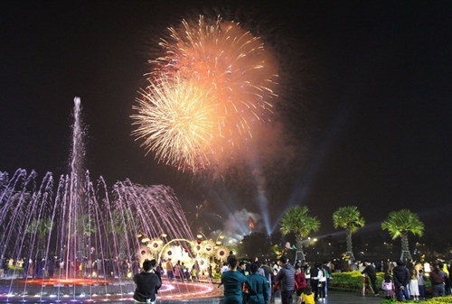 Locals and tourists took to the streets to watch fireworks and welcome New Year s Eve