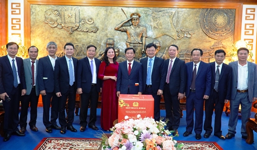 Chủ tịch UBND tỉnh Nguyễn Văn Phương chúc tết Công an tỉnh