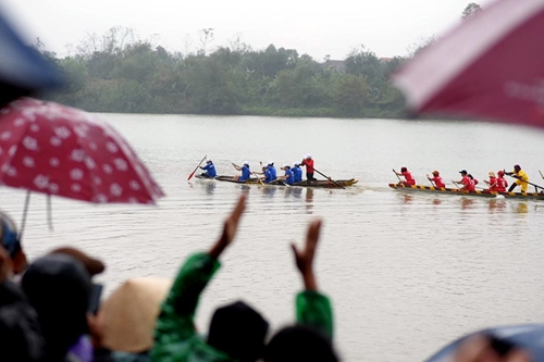 Đội mưa cổ vũ hội đua thuyền trên sông Bồ
