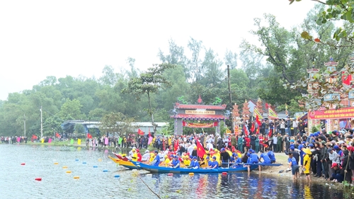 Lễ hội đua thuyền làng Diên Lộc thu hút khoảng 1 nghìn người xem