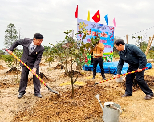 Phó Bí thư Thường trực Tỉnh ủy Phan Ngọc Thọ dự tết trồng cây ở Quảng Điền