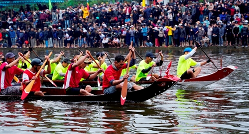 Bustling traditional boat racing on Vuc river after 3-year hiatus