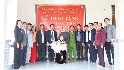 Trao tặng huy hiệu 75 năm tuổi Đảng cho bà Nguyễn Thị Yến