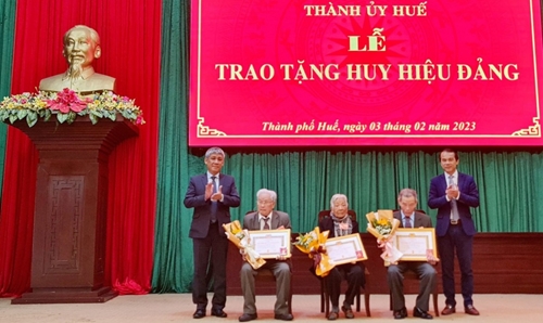 TP Huế trao tặng Huy hiệu Đảng cho 198 đảng viên