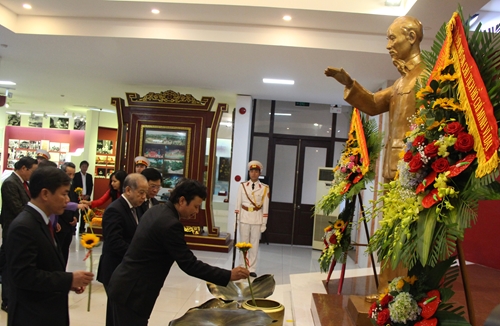 Lãnh đạo tỉnh, TP Huế dâng hoa tại Bảo tàng Hồ Chí Minh