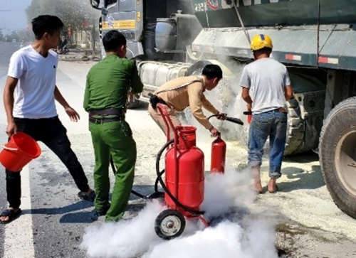 Công an huyện Phong Điền chữa cháy thành công một xe ô tô đầu kéo