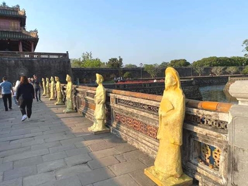 Thu hồi các tác phẩm tượng giấy tại Ngọ Môn - Đại Nội