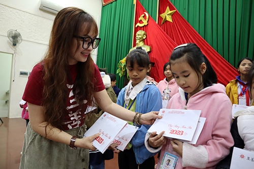 Tổ chức ZhiShan Foundation trao 102 suất học bổng cho học sinh Phong Điền