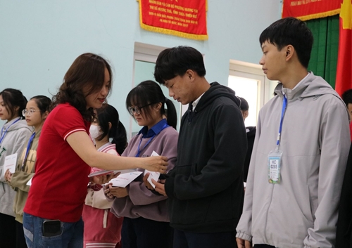 Trao 80 suất học bổng cho học sinh nghèo ở Hương Trà