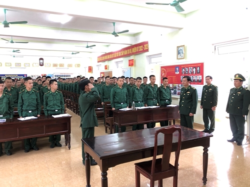 Chính ủy Bộ Chỉ huy Bộ đội Biên phòng tỉnh thăm, kiểm tra sinh hoạt của chiến sĩ mới
