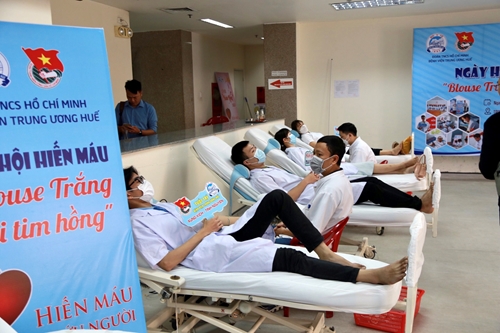 200 cán bộ, công nhân viên chức Bệnh viện Trung ương Huế hiến máu tình nguyện