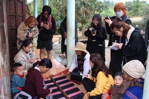Students from Ho Chi Minh City came to A Luoi to learn about Zèng